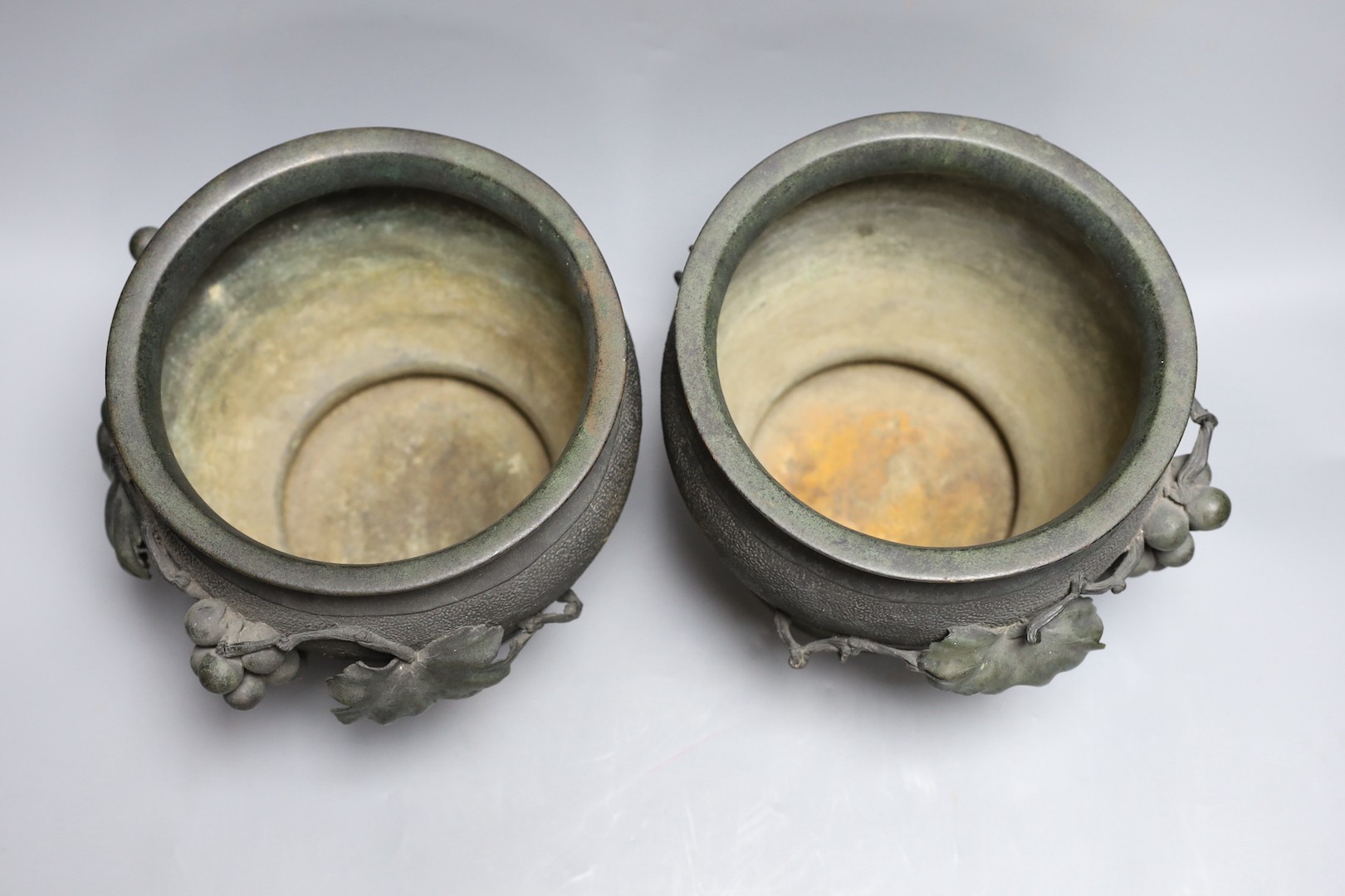 A pair of Japanese bronze jardinieres, Meiji period 17cm